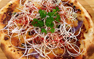 自家製ピリ辛ラー油の根菜ピザ